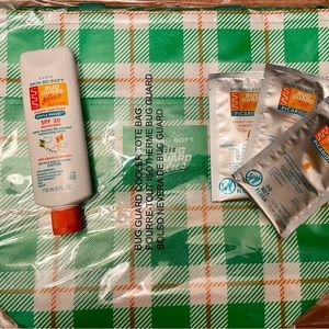 Bug shield Avon Bug Pak Includes tote insulated bag and 3 bug towelettes